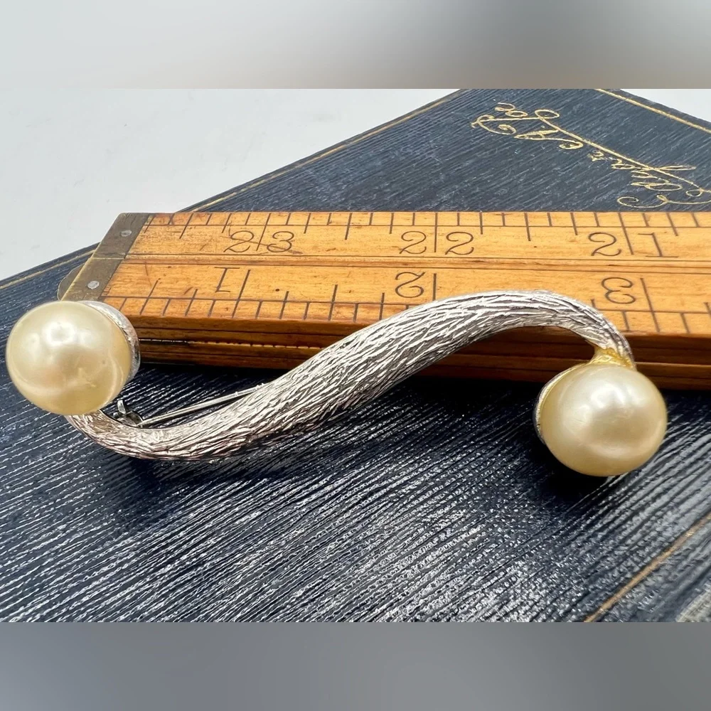 Vintage JUDY LEE silver tone faux pearl brooch pin